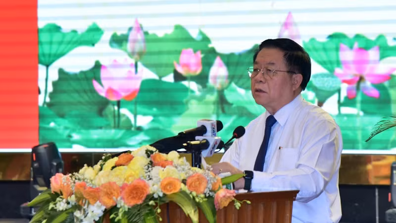 Đồng chí Nguyễn Trọng Nghĩa phát biểu tại hội nghị.