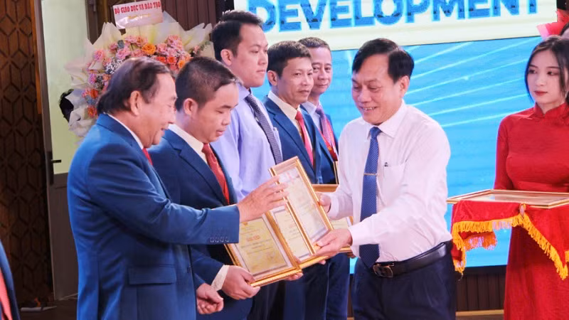 Trao bằng khen của Chủ tịch Ủy ban nhân dân thành phố Cần Thơ tặng tập thể, cá nhân thuộc Trường đại học Nam Cần Thơ có thành tích trong công tác.