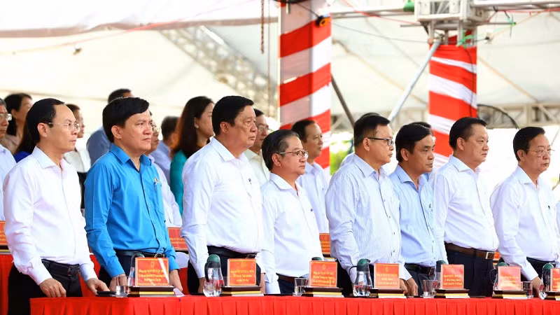 Các đại biểu dự buổi lễ.