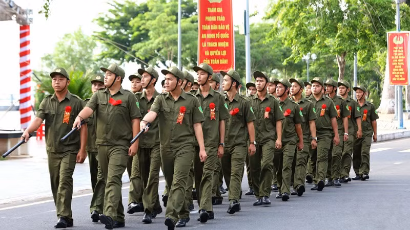 Lực lượng tham gia bảo vệ an ninh, trật tự ở cơ sở thành phố ra mắt tại buổi lễ.