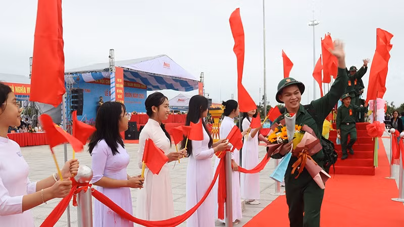 Các tân binh nô nức bước qua cầu vinh quang, vẫy tay tạm biệt người thân, bạn bè lên đường về đơn vị mới.
