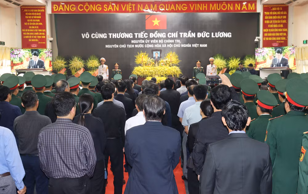 Quang cảnh Lễ truy điệu nguyên Chủ tịch nước Trần Đức Lương tại Hội trường T50, Bộ Chỉ huy Quân sự tỉnh Quảng Ngãi.