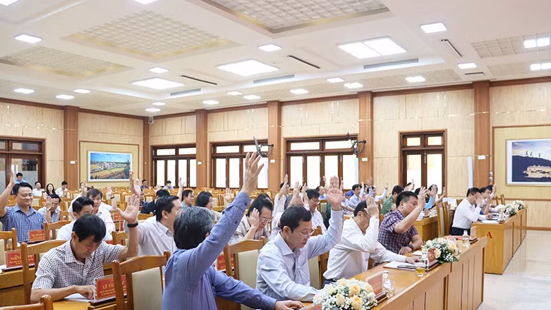 Các đại biểu biểu quyết thông qua đề án sắp xếp đơn vị hành chính cấp xã của tỉnh Quảng Ngãi năm 2025. Các đại biểu biểu quyết thông qua đề án sắp xếp đơn vị hành chính cấp xã của tỉnh Quảng Ngãi năm 2025.