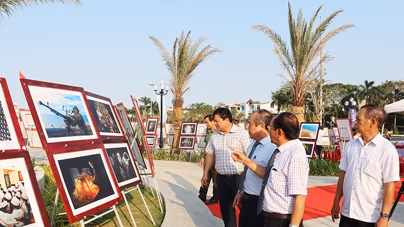 Qua các bức ảnh trưng bày tại triển lãm, công chúng yêu nghệ thuật cảm nhận lời lặng lẽ mà mặn nồng, thủy chung của đất và người Quảng Ngãi. Qua các bức ảnh trưng bày tại triển lãm, công chúng yêu nghệ thuật cảm nhận lời lặng lẽ mà mặn nồng, thủy chung của đất và người Quảng Ngãi.