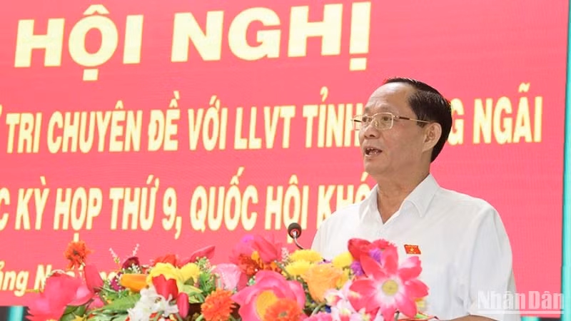 Phó Chủ tịch Quốc hội Trần Quang Phương phát biểu tại buổi tiếp xúc cử tri chuyên đề với Lực lượng vũ trang tỉnh Quảng Ngãi.