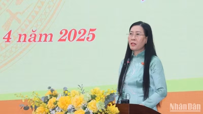 Đồng chí Bùi Thị Quỳnh Vân, Ủy viên Trung ương Đảng, Bí thư Tỉnh ủy, Chủ tịch Hội đồng nhân dân tỉnh Quảng Ngãi phát biểu tại kỳ họp.