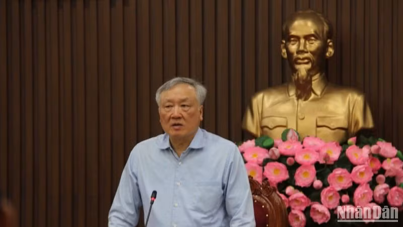 Phó Thủ tướng Thường trực Chính phủ Nguyễn Hòa Bình phát biểu kết luận tại buổi làm việc.