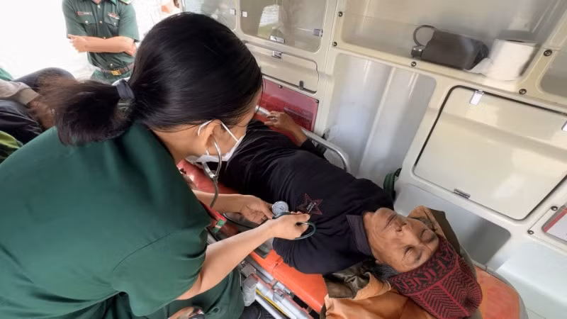 Quân y Bộ đội Biên phòng tỉnh Quảng Ngãi thăm khám sức khỏe cho ngư dân bị nạn. Quân y Bộ đội Biên phòng tỉnh Quảng Ngãi thăm khám sức khỏe cho ngư dân bị nạn.