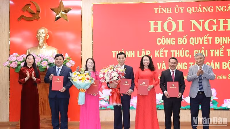 Trao quyết định và tặng hoa chúc mừng lãnh đạo Ban Tuyên giáo và Dân vận Tỉnh ủy Quảng Ngãi.