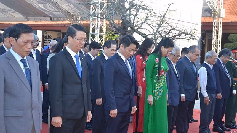 Các đại biểu dành một phút mặc niệm tưởng nhớ cố Thủ tướng Phạm Văn Đồng.