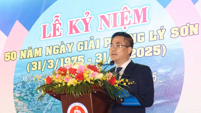 Chủ tịch Ủy ban nhân dân tỉnh Quảng Ngãi Nguyễn Hoàng Giang phát biểu tại buổi lễ. Chủ tịch Ủy ban nhân dân tỉnh Quảng Ngãi Nguyễn Hoàng Giang phát biểu tại buổi lễ.