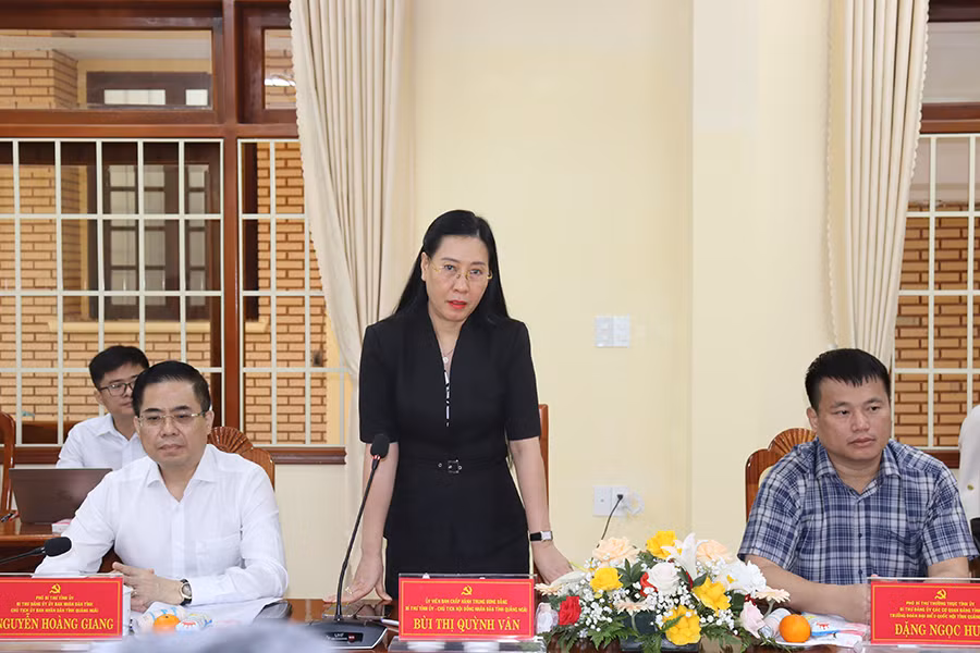 Đồng chí Bùi Thị Quỳnh Vân, Ủy viên Trung ương Đảng, Bí thư Tỉnh ủy, Chủ tịch Hội đồng nhân dân tỉnh Quảng Ngãi phát biểu tại hội nghị. Đồng chí Bùi Thị Quỳnh Vân, Ủy viên Trung ương Đảng, Bí thư Tỉnh ủy, Chủ tịch Hội đồng nhân dân tỉnh Quảng Ngãi phát biểu tại hội nghị.