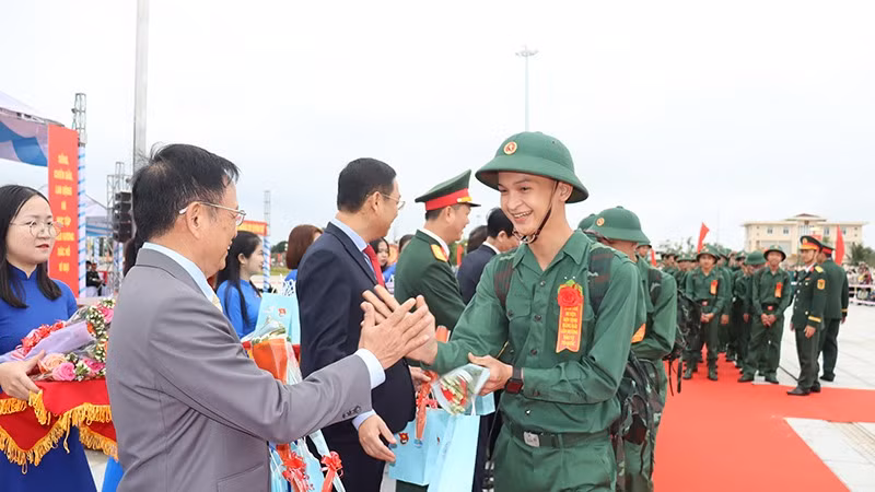 Lãnh đạo tỉnh Quảng Ngãi và huyện Sơn Tịnh tặng quà và hoa cho các tân binh trước khi lên đường nhập ngũ.