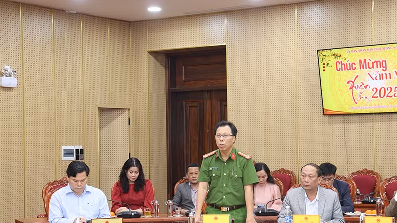Đại tá Trần Văn Mạnh, Phó Giám đốc Công an tỉnh Quảng Ngãi báo cáo tình hình an ninh, trật tự trên địa bàn Quảng Ngãi trước, trong và sau Tết Nguyên đán Ất Tỵ 2025. Đại tá Trần Văn Mạnh, Phó Giám đốc Công an tỉnh Quảng Ngãi báo cáo tình hình an ninh, trật tự trên địa bàn Quảng Ngãi trước, trong và sau Tết Nguyên đán Ất Tỵ 2025.