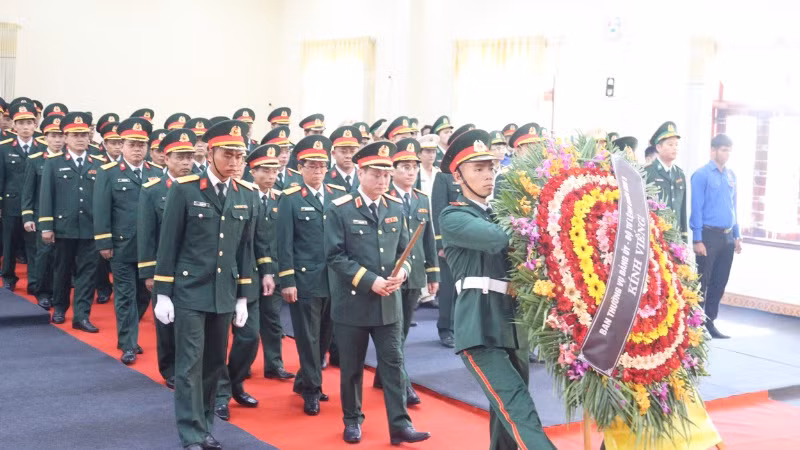 Đoàn đại biểu Ban Thường vụ Đảng ủy-Bộ Tư lệnh Quân khu 5 do Thiếu tướng Lê Ngọc Hải, Tư lệnh Quân khu 5 làm Trưởng đoàn kính viếng nguyên Chủ tịch nước Trần Đức Lương. Đoàn đại biểu Ban Thường vụ Đảng ủy-Bộ Tư lệnh Quân khu 5 do Thiếu tướng Lê Ngọc Hải, Tư lệnh Quân khu 5 làm Trưởng đoàn kính viếng nguyên Chủ tịch nước Trần Đức Lương.