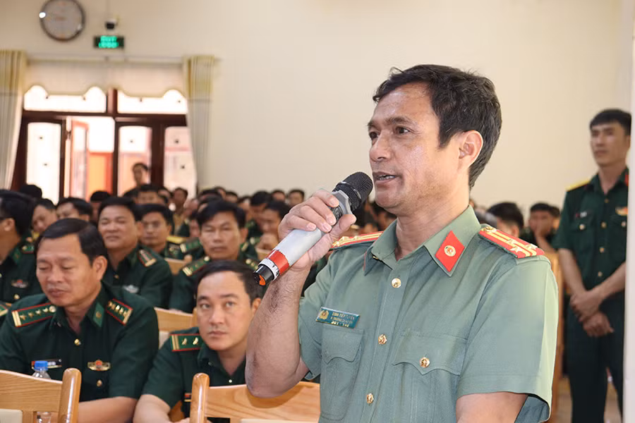 Đại diện cử tri Công an tỉnh Quảng Ngãi chia sẻ nguyện vọng tại buổi tiếp xúc. Đại diện cử tri Công an tỉnh Quảng Ngãi chia sẻ nguyện vọng tại buổi tiếp xúc.
