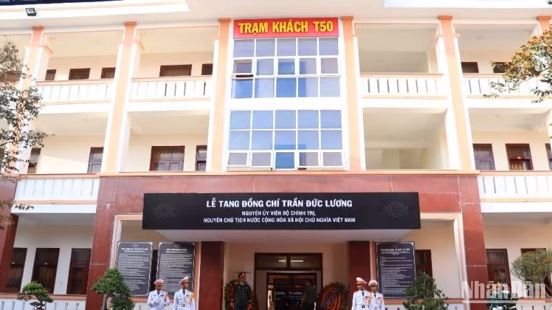 Hội trường Nhà khách T50, Bộ Chỉ huy Quân sự tỉnh Quảng Ngãi là một trong 3 địa điểm diễn ra Lễ viếng nguyên Chủ tịch nước Trần Đức Lương tại tỉnh Quảng Ngãi.