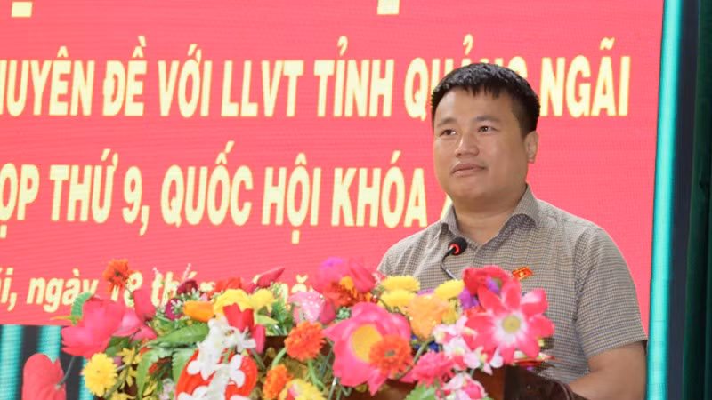 Đồng chí Đặng Ngọc Huy, Phó Bí thư Thường trực Tỉnh ủy, Trưởng Đoàn đại biểu Quốc hội tỉnh Quảng Ngãi phát biểu tại buổi tiếp xúc cử tri chuyên đề với Lực lượng vũ trang tỉnh Quảng Ngãi. Đồng chí Đặng Ngọc Huy, Phó Bí thư Thường trực Tỉnh ủy, Trưởng Đoàn đại biểu Quốc hội tỉnh Quảng Ngãi phát biểu tại buổi tiếp xúc cử tri chuyên đề với Lực lượng vũ trang tỉnh Quảng Ngãi.