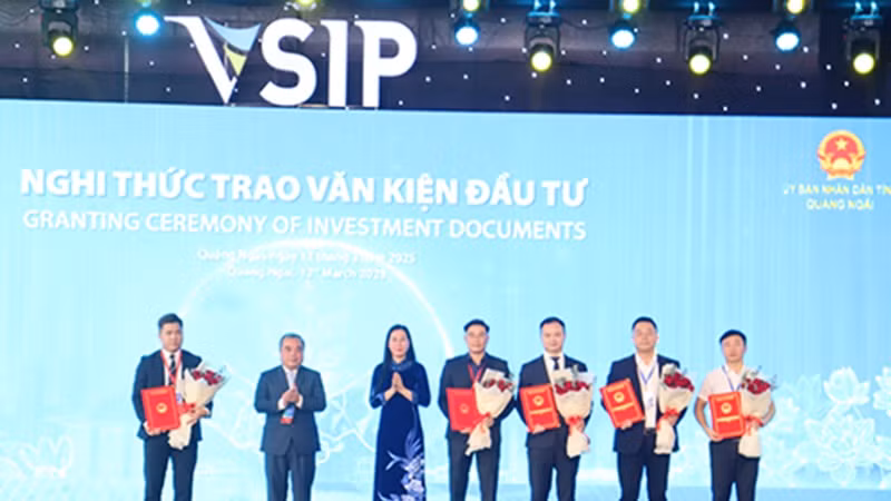 Lãnh đạo tỉnh Quảng Ngãi trao văn kiện đầu tư cho nhà đầu tư của VSIP Quảng Ngãi.