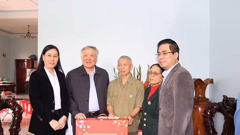 Phó Thủ tướng Thường trực Chính phủ Nguyễn Hòa Bình tặng quà tết cho ông Nguyễn Ánh Dương, thương binh ¼ ở thôn 4, xã Bình Hòa, huyện Bình Sơn.