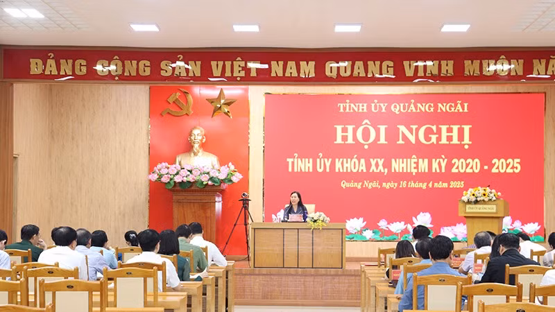 Các đại biểu thảo luận và thống nhất thông qua đề án sắp xếp đơn vị hành chính cấp xã của tỉnh Quảng Ngãi năm 2025. Các đại biểu thảo luận và thống nhất thông qua đề án sắp xếp đơn vị hành chính cấp xã của tỉnh Quảng Ngãi năm 2025.