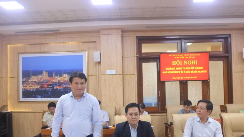 Phó Bí thư Thường trực Tỉnh ủy, Trưởng đoàn Đại biểu Quốc hội tỉnh Quảng Ngãi Đặng Ngọc Huy báo cáo với Đoàn kiểm tra tại hội nghị.
