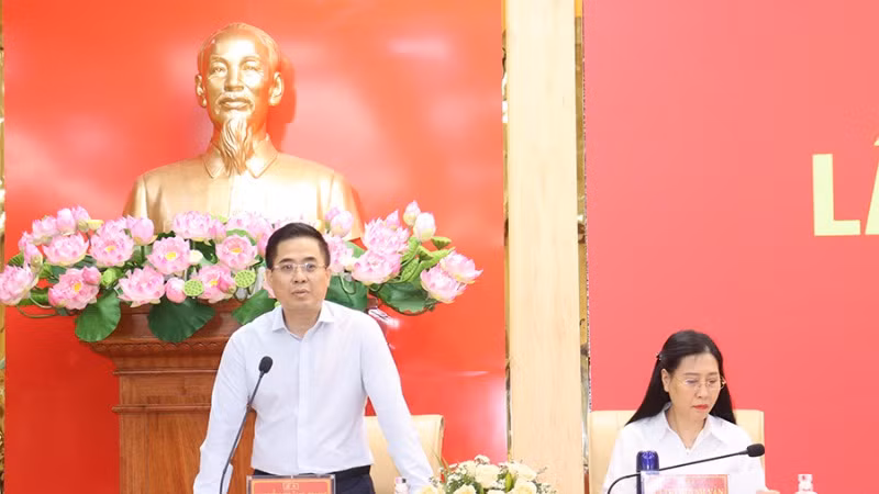 Chủ tịch Ủy ban nhân dân tỉnh Quảng Ngãi Nguyễn Hoàng Giang điều hành phiên thảo luận đánh giá tình hình thực hiện nhiệm vụ quý I/2025. Chủ tịch Ủy ban nhân dân tỉnh Quảng Ngãi Nguyễn Hoàng Giang điều hành phiên thảo luận đánh giá tình hình thực hiện nhiệm vụ quý I/2025.
