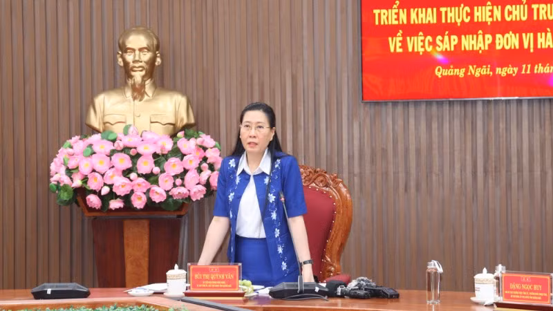 Đồng chí Bùi Thị Quỳnh Vân, Ủy viên Trung ương Đảng, Bí thư Tỉnh ủy, Chủ tịch Hội đồng nhân dân tỉnh Quảng Ngãi phát biểu kết luận Hội nghị.
