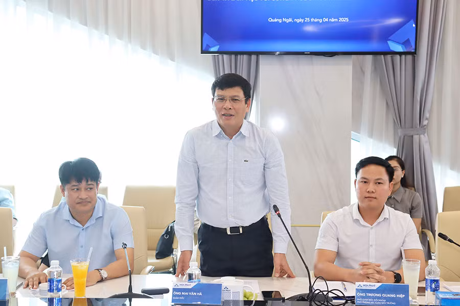 Lãnh đạo Công ty cổ phần thép Hòa Phát nêu nhiều kiến nghị cần tháo gỡ cho các dự án trọng điểm của công ty đang triển khai tại Khu kinh tế Dung Quất. Lãnh đạo Công ty cổ phần thép Hòa Phát nêu nhiều kiến nghị cần tháo gỡ cho các dự án trọng điểm của công ty đang triển khai tại Khu kinh tế Dung Quất.