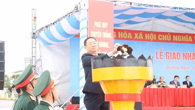 Bí thư Huyện ủy Sơn Tịnh Nguyễn Công Hoàng thắp lửa truyền thống.