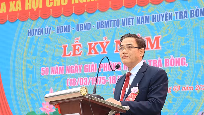 Bí thư Huyện ủy Trà Bồng Nguyễn Văn Dũng trình bày diễn văn tại buổi lễ. Bí thư Huyện ủy Trà Bồng Nguyễn Văn Dũng trình bày diễn văn tại buổi lễ.