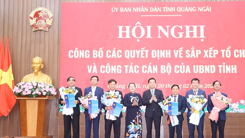 Lãnh đạo tỉnh Quảng Ngãi trao quyết định và tặng hoa chúc mừng tập thể lãnh đạo Sở Xây dựng.
