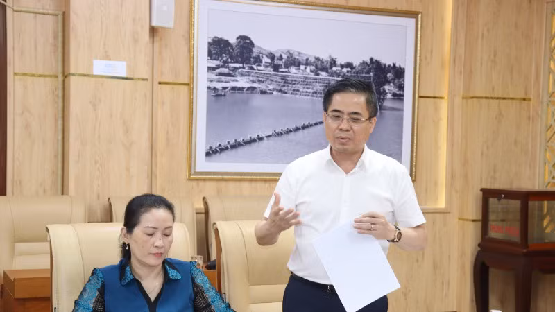 Chủ tịch Ủy ban nhân dân tỉnh Quảng Ngãi Nguyễn Hoàng Giang phát biểu thảo luận tại phiên họp. Chủ tịch Ủy ban nhân dân tỉnh Quảng Ngãi Nguyễn Hoàng Giang phát biểu thảo luận tại phiên họp.