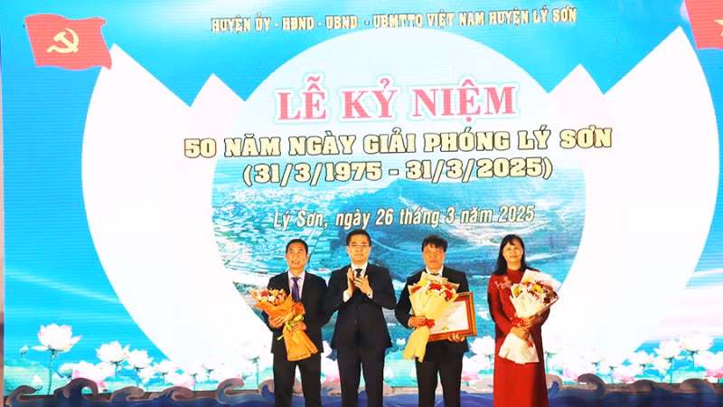 Chủ tịch Ủy ban nhân dân tỉnh Quảng Ngãi Nguyễn Hoàng Giang trao Bằng khen của Ủy ban nhân dân tỉnh tặng Đảng bộ, chính quyền và nhân dân huyện Lý Sơn đã có thành tích xuất sắc trong xây dựng và phát triển huyện Lý Sơn.
