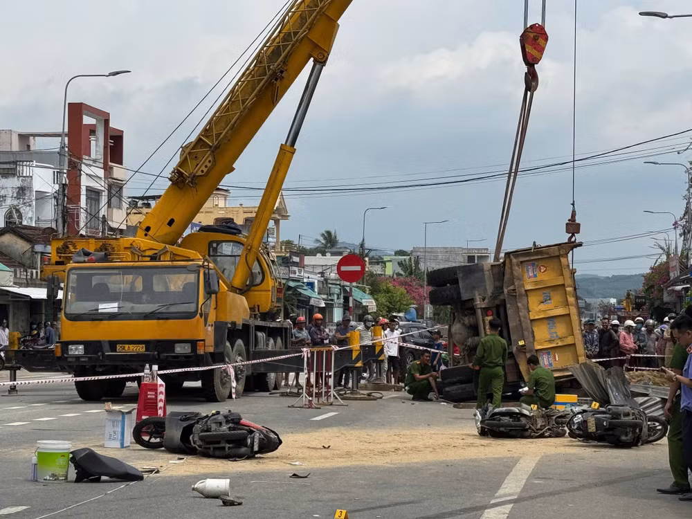 Lực lượng chức năng nhanh chóng tiếp cận hiện trường điều tra, làm rõ nguyên nhân xảy ra tai nạn.