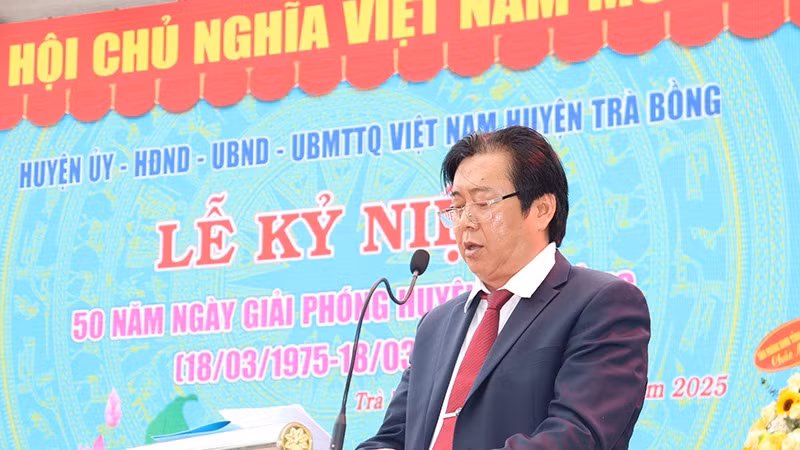 Chủ tịch Ủy ban nhân dân huyện Trà Bồng Trần Hoàng Vĩnh phát biểu tại buổi lễ. Chủ tịch Ủy ban nhân dân huyện Trà Bồng Trần Hoàng Vĩnh phát biểu tại buổi lễ.
