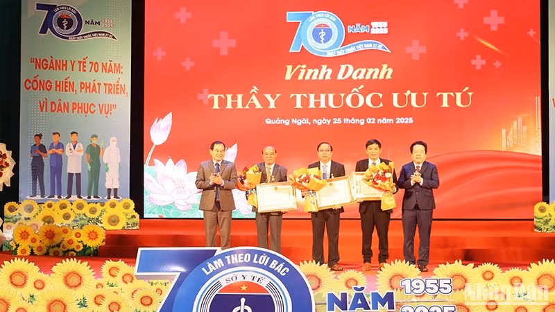 Trao tặng danh hiệu "Thầy thuốc Ưu tú" cho 3 bác sĩ, dược sĩ thuộc ngành Y tế tỉnh Quảng Ngãi.