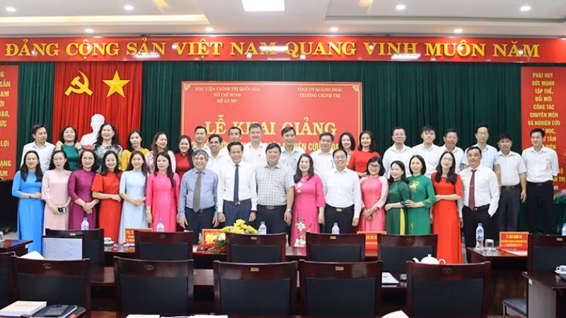 Các đại biểu và học viên lớp bồi dưỡng chụp ảnh lưu niệm. Các đại biểu và học viên lớp bồi dưỡng chụp ảnh lưu niệm.
