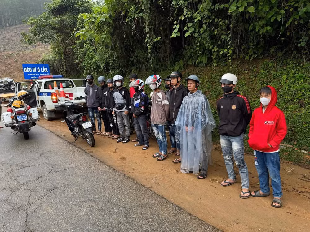 Lực lượng Cảnh sát giao thông Công an tỉnh Quảng Ngãi xử lý các đối tượng gây mất trật tự an toàn giao thông trên Quốc lộ 24 đoạn qua địa phận xã Ba Tiêu, huyện Ba Tơ.