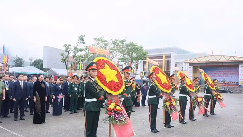 Nghi thức dâng hoa, dâng hương tại Tượng đài Khởi nghĩa Ba Tơ, tưởng nhớ các đội viên Đội du kích Ba Tơ, các anh hùng liệt sĩ, nhân dân các dân tộc trên địa bàn huyện đã chiến đấu hy sinh và làm nên của Khởi nghĩa Ba Tơ hào hùng, bất diệt vào ngày 11/3/1945. 