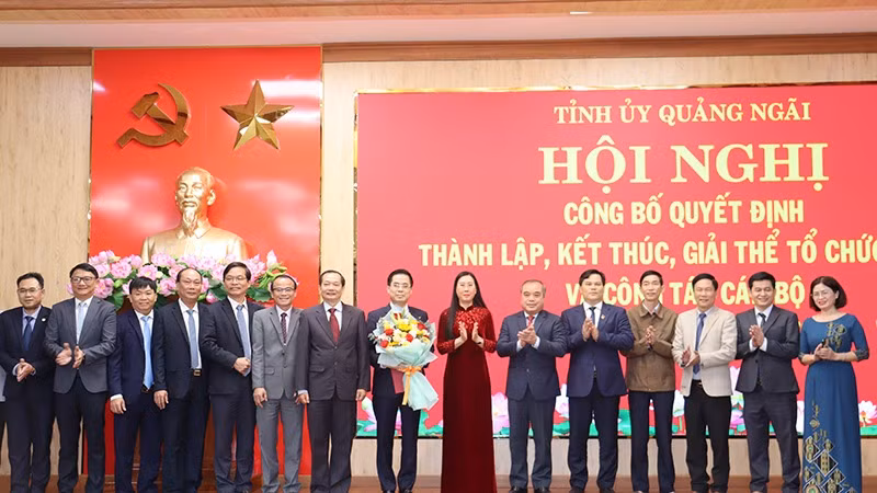 Trao quyết định và tặng hoa chúc mừng Ban Chấp hành Đảng bộ Ủy ban nhân dân tỉnh Quảng Ngãi. Trao quyết định và tặng hoa chúc mừng Ban Chấp hành Đảng bộ Ủy ban nhân dân tỉnh Quảng Ngãi.