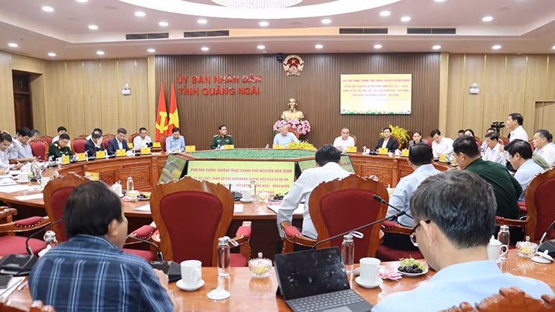 Quang cảnh buổi làm việc. Quang cảnh buổi làm việc.