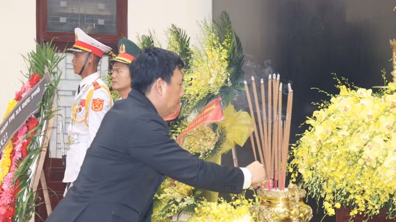 Đồng chí Nguyễn Xuân Văn, Phó Bí thư Thường trực Thị ủy, Chủ tịch Hội đồng nhân dân thị xã Đức Phổ thắp hương kính viếng nguyên Chủ tịch nước Trần Đức Lương. Đồng chí Nguyễn Xuân Văn, Phó Bí thư Thường trực Thị ủy, Chủ tịch Hội đồng nhân dân thị xã Đức Phổ thắp hương kính viếng nguyên Chủ tịch nước Trần Đức Lương.