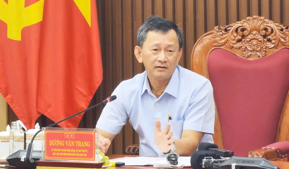 Đồng chí Dương Văn Trang, Ủy viên Trung ương Đảng, Bí thư Tỉnh ủy, Chủ tịch Hội đồng nhân dân tỉnh Kon Tum thảo luận tại Hội nghị.
