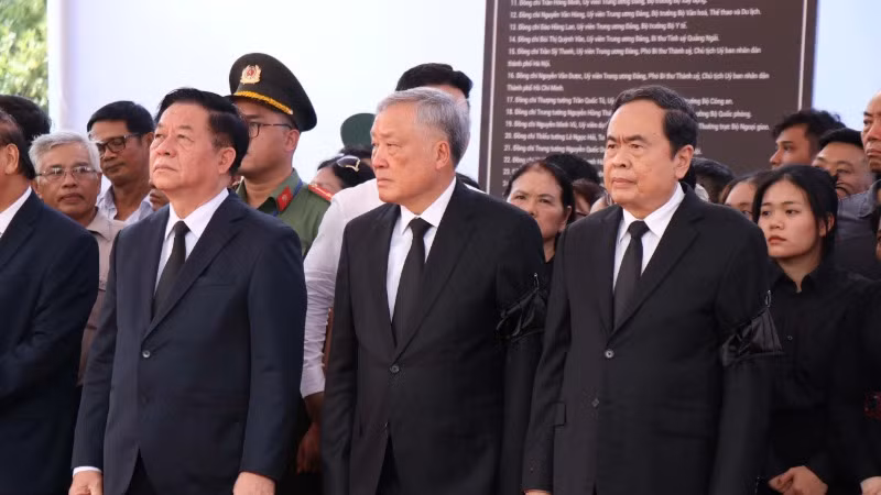 Các đồng chí lãnh đạo Đảng, Nhà nước và Quốc hội dự Lễ an táng nguyên Chủ tịch nước Trần Đức Lương.