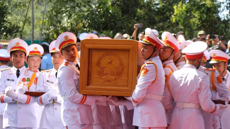 Đưa linh cữu nguyên Chủ tịch nước Trần Đức Lương vào nơi an táng Nghĩa trang quê nhà xã Phổ Khánh, thị xã Đức Phổ.