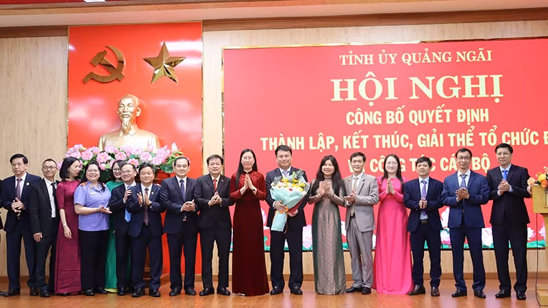 Trao quyết định và tặng hoa chúc mừng Ban Chấp hành Đảng bộ các cơ quan Đảng tỉnh Quảng Ngãi. Trao quyết định và tặng hoa chúc mừng Ban Chấp hành Đảng bộ các cơ quan Đảng tỉnh Quảng Ngãi.