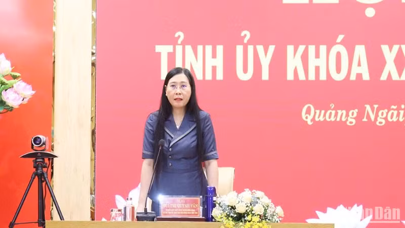 Đồng chí Bùi Thị Quỳnh Vân, Ủy viên Trung ương Đảng, Bí thư Tỉnh ủy, Chủ tịch Hội đồng nhân dân tỉnh Quảng Ngãi phát biểu chỉ đạo tại hội nghị.