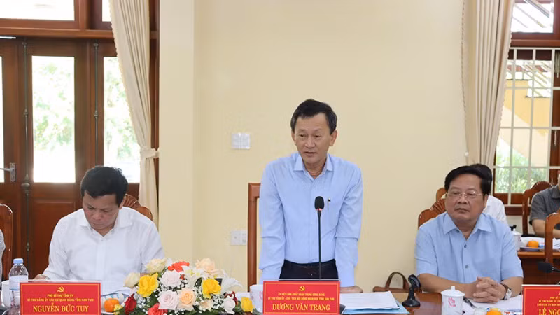 Đồng chí Dương Văn Trang, Ủy viên Trung ương Đảng, Bí thư Tỉnh ủy, Chủ tịch Hội đồng nhân dân tỉnh Kon Tum phát biểu tại hội nghị. Đồng chí Dương Văn Trang, Ủy viên Trung ương Đảng, Bí thư Tỉnh ủy, Chủ tịch Hội đồng nhân dân tỉnh Kon Tum phát biểu tại hội nghị.