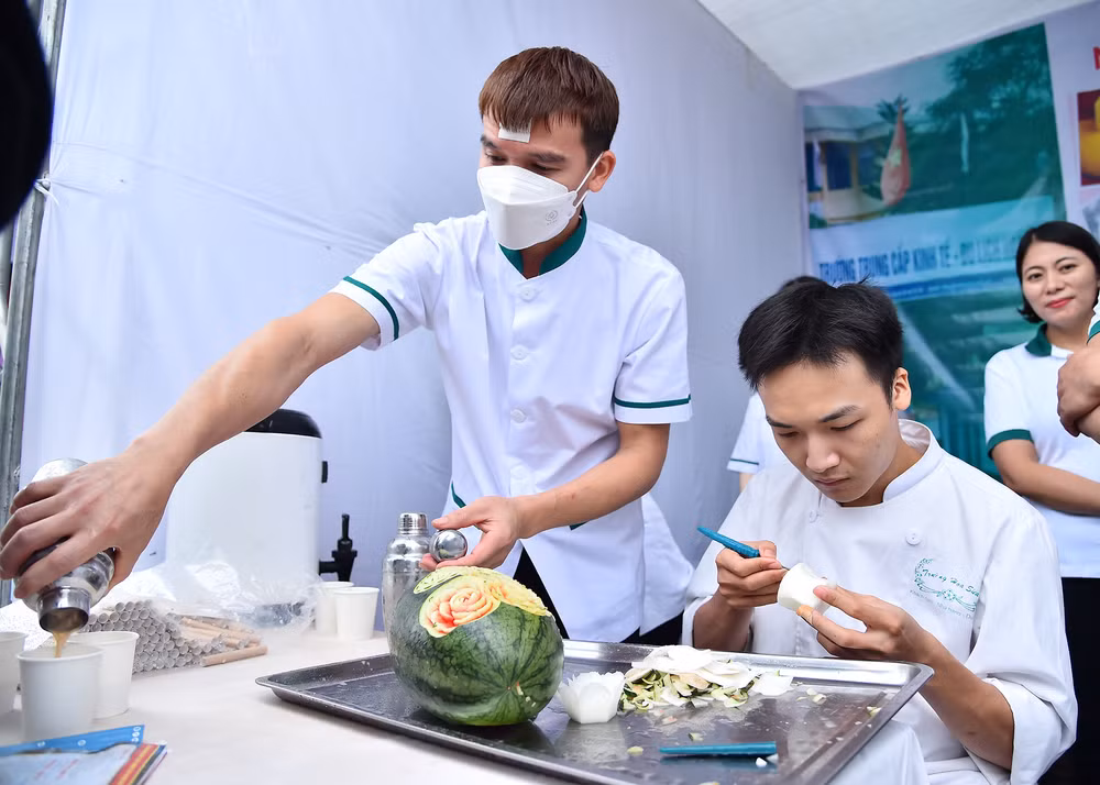 Học viên Trường Trung cấp Kinh tế - Du lịch Hoa Sữa thực hành tay nghề trực tiếp tại ngày hội. Học viên Trường Trung cấp Kinh tế - Du lịch Hoa Sữa thực hành tay nghề trực tiếp tại ngày hội.